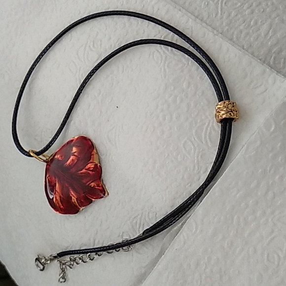 The red leaf necklace - Picture 4 of 5